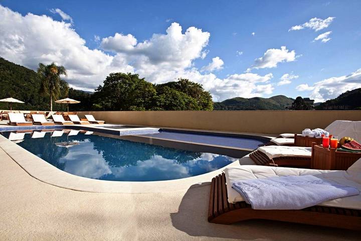Pousadas para 8 pessoas, com piscina e sauna e ainda jardim and jacuzzi em Petrópolis