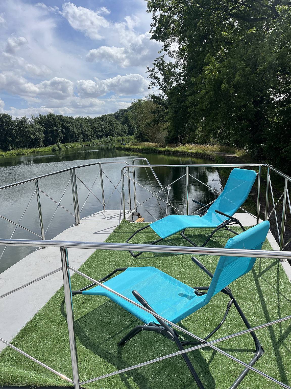 Boot 'Bateau Comfortable Sur L'eau' mit gemeinsamer Terrasse in Vadencourt, Aisne