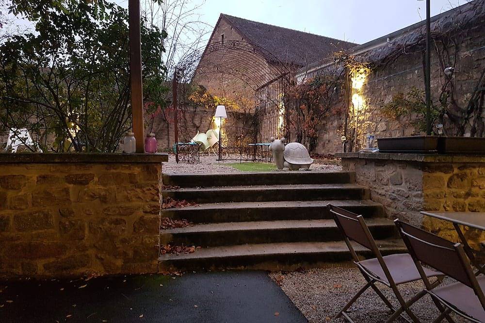 Entire apartment, City center apartment with parking, all local shops, 2 mns Station in Alençon, Alençon region