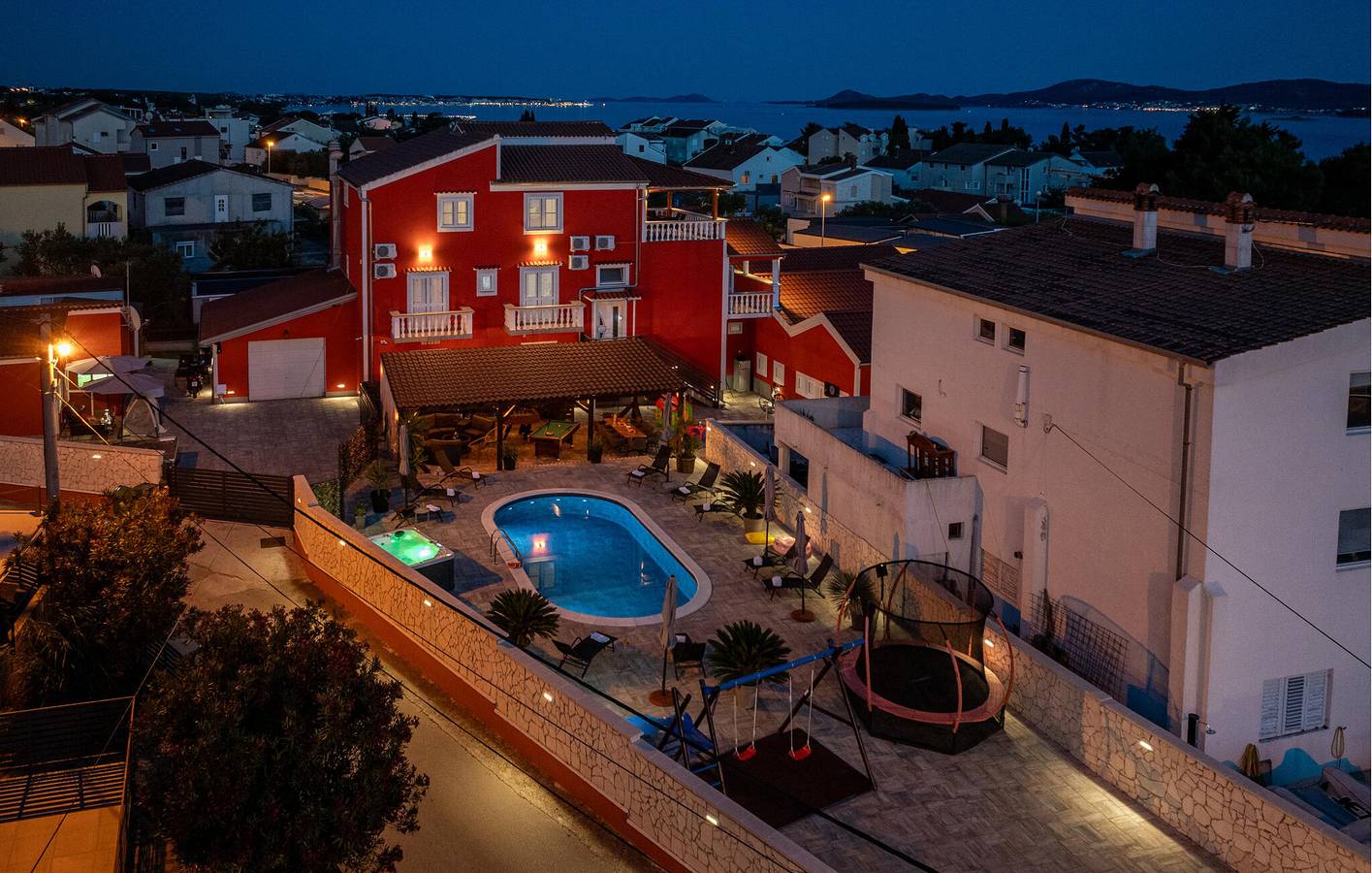 Toevluchtsoord aan zee: appartement met 2 slaapkamers, zwembad en terras, op 600 m van het strand in Općina Sveti Filip i Jakov, Zadar