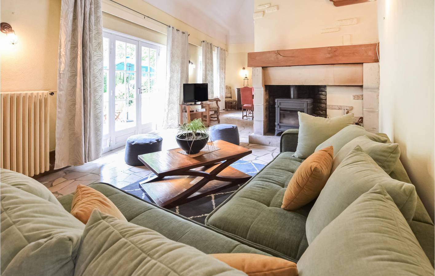 Riverside Retreat: 220m Apt, Parkplatz, TV, Garten & Internet in Colombières, Bayeux und Umgebung