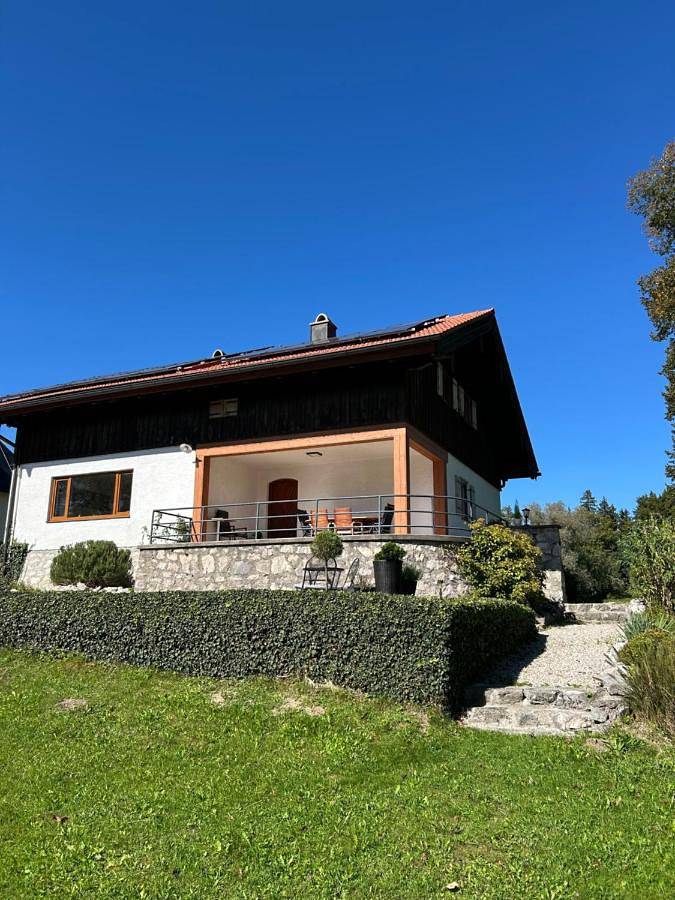 Ferienhaus für 9 Personen, mit Balkon und Terrasse sowie Garten und Ausblick