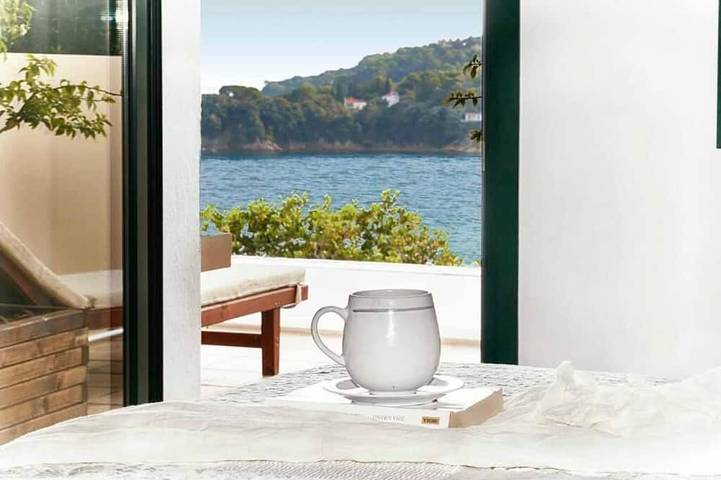 Ideal location close to the beach in Sporaden