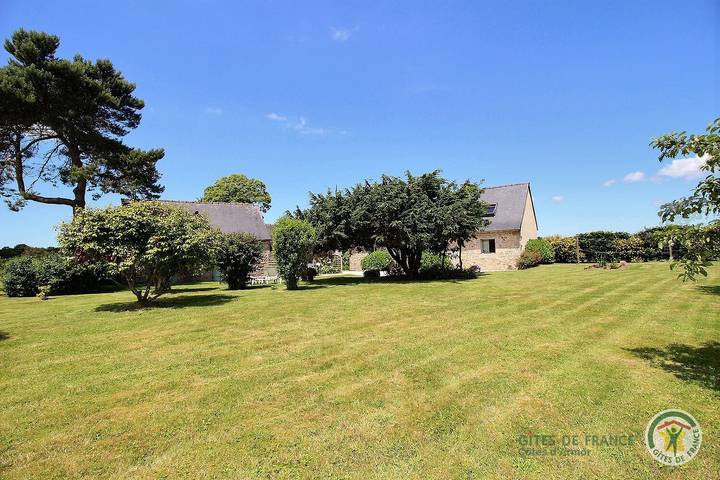 Gîte pour 4 personnes, avec jardin et terrasse, animaux acceptés à Ploumilliau - 4