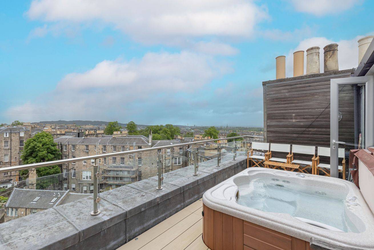 Entire apartment, Beautiful Penthouse with Terrace & Jacuzzi in Edinburgh, Edinburgh and Lothian