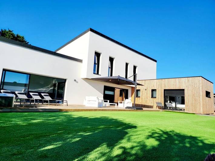 Location de vacances pour 12 personnes, avec Jacuzzi et Terrasse ainsi que Jardin et Piscine dans Plage Du Billou Santec