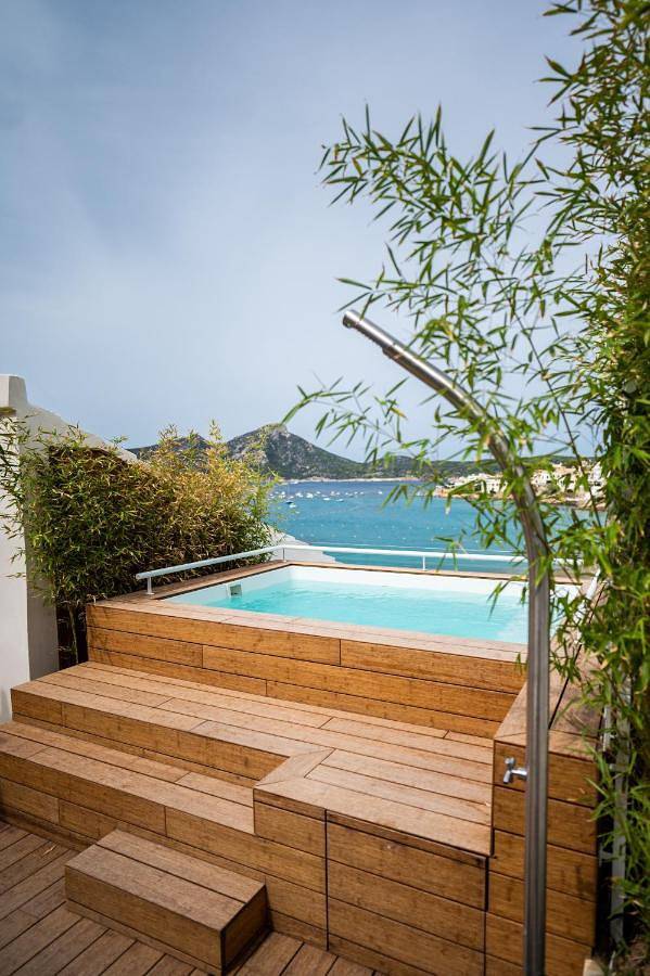 Location de vacances pour 2 personnes, avec Balcon et Terrasse ainsi que Jardin et Piscine à Sant Elm