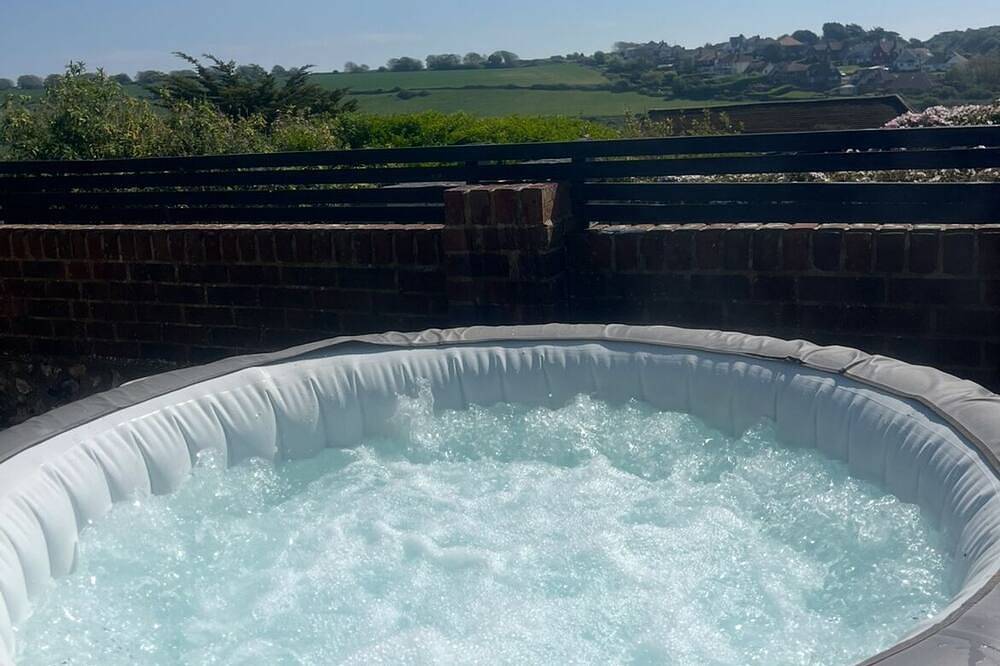 Spacious Retreat Private Hot Tub Sea/Downs views/patio 10min walk to Beach/Train in Seaford, East Sussex