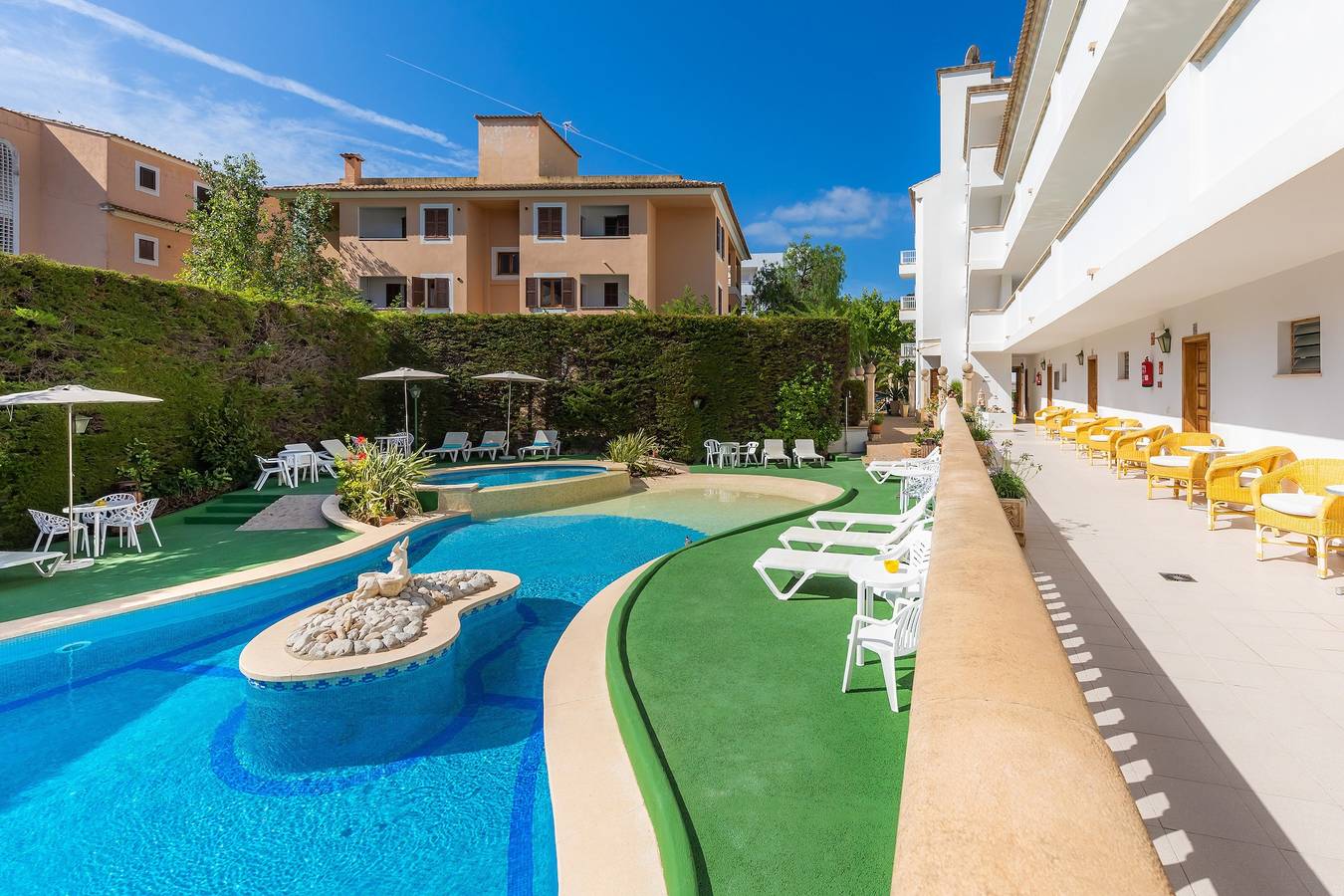 Appartement entier, Appartement proche de la plage avec accès à une piscine, terrasse privée, climatisation et Wi-Fi in Canyamel, Capdepera