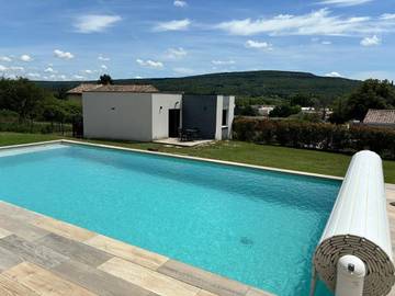 Location de vacances pour 3 personnes, avec piscine et jardin à Valaurie