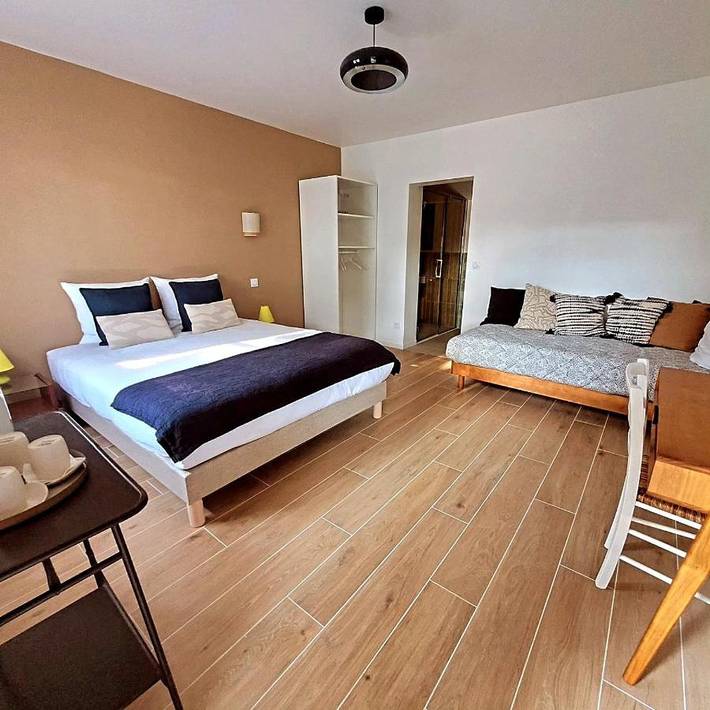 Location de vacances pour 2 personnes, avec Terrasse et Jardin ainsi que Piscine et Vue à Mortagne-sur-Gironde - 2