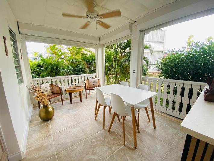 Gîte pour 3 personnes, avec vue ainsi que jardin et piscine dans Nettlé Bay