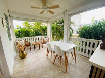 Gîte pour 3 personnes, avec piscine ainsi que vue et jardin dans Nettlé Bay
