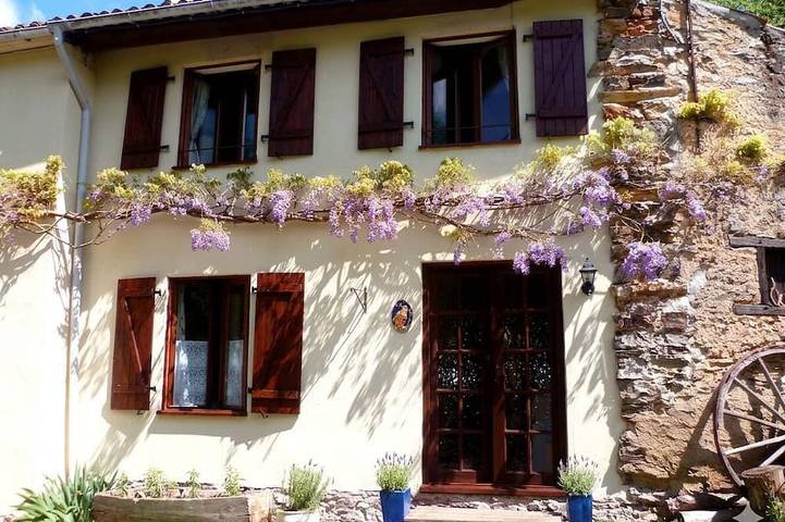 Gîte pour 5 personnes, avec piscine et terrasse ainsi que jardin et jacuzzi, animaux acceptés