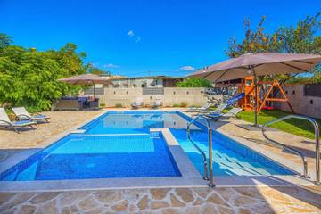 Ferienhaus für 8 Personen, mit Garten und Pool sowie Sauna, kinderfreundlich in Zadar