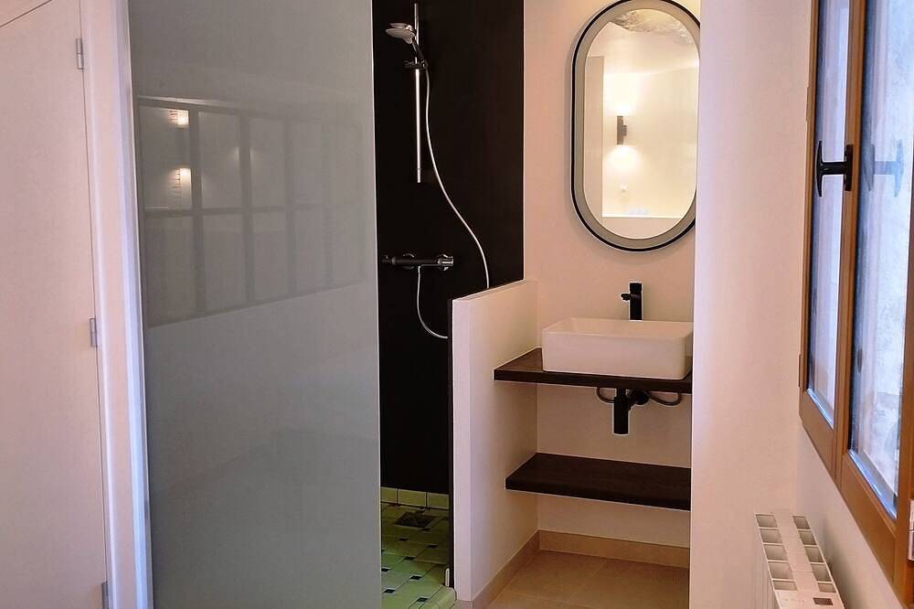 Entire apartment, Apartment in 1 of the most beautiful villages of Provence in Tourtour, Draguignan region