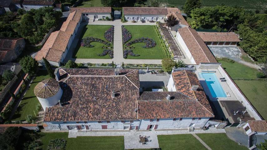 Gîte pour 4 personnes, avec Jacuzzi et Terrasse ainsi que Jardin et Piscine à Dompierre-sur-Charente