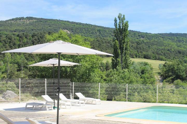 Gîte pour 2 personnes, avec Terrasse et Jardin ainsi que Piscine et Vue à Simiane-la-Rotonde - 4