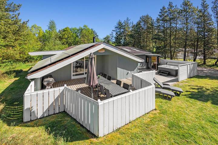 Ferienhaus für 8 Personen, mit Balkon/Terrasse und Whirlpool sowie Terrasse und Pool in Houstrup Strand