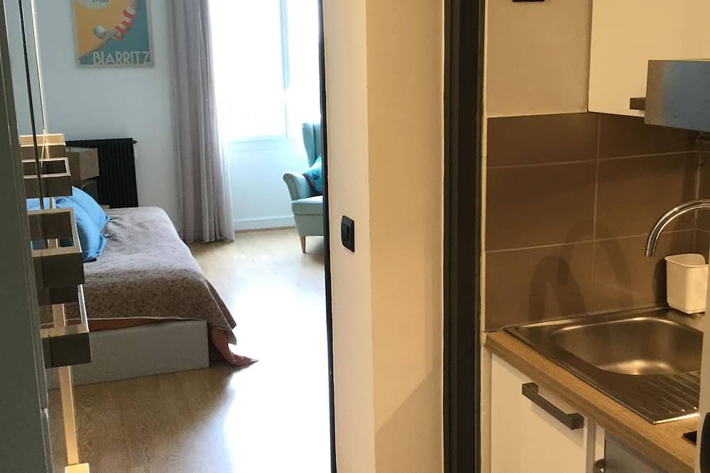 Appartement entier, Studio 300 m de la plage du golf et du centre ville de Biarritz. Calme et clair in Le Phare (Biarritz), Biarritz