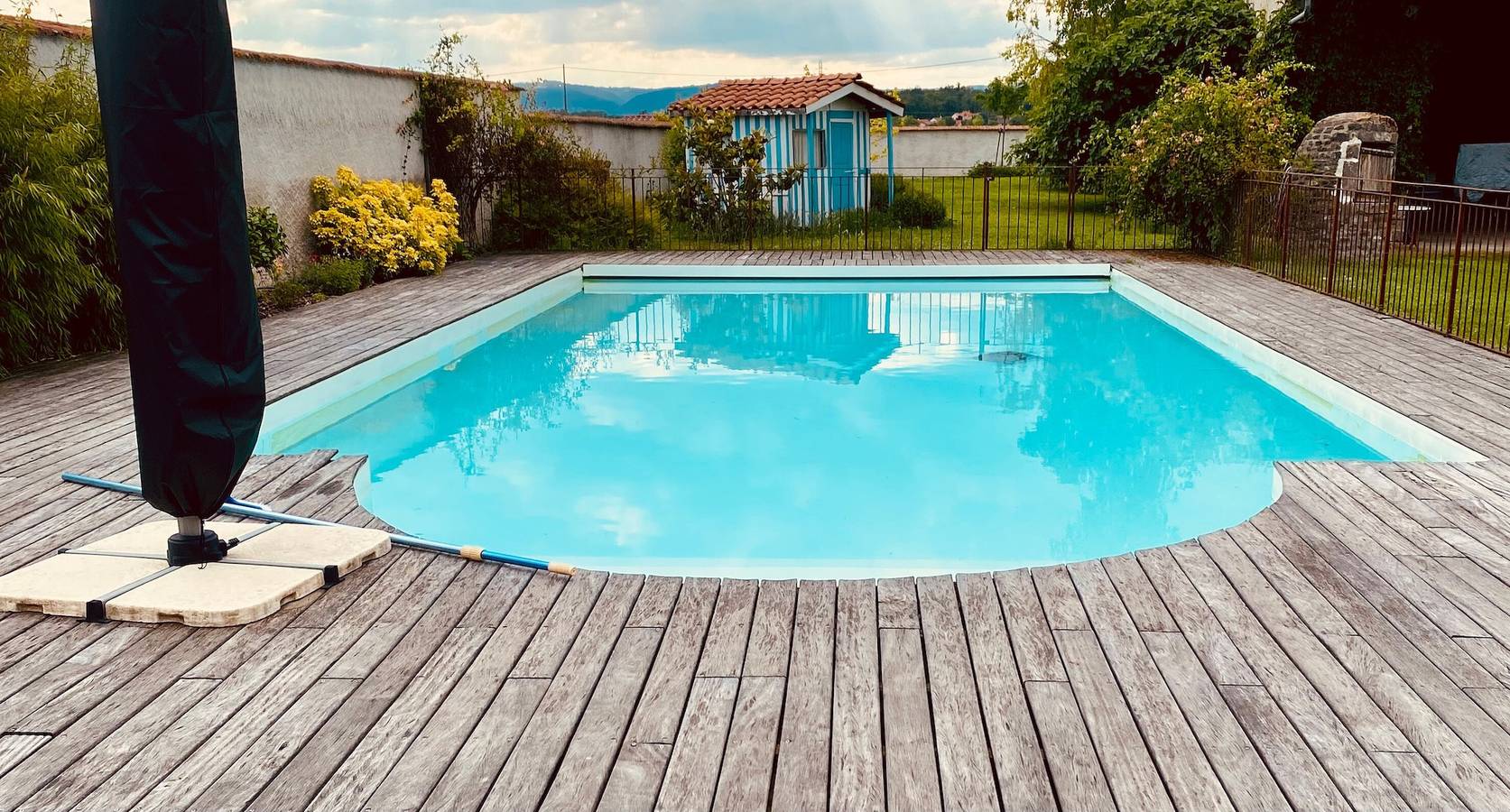 Chambre d’hôtes « Domaine De La Pause » avec vue montagne, piscine privée et Wi-Fi in Pessat-Villeneuve, Puy-de-Dôme