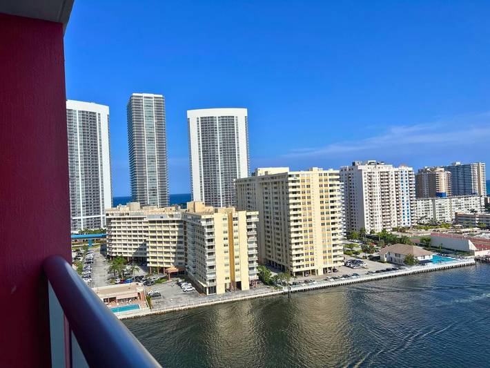 Vacation rental for 7 people, with pool and balcony, kid friendly in Hallandale Beach