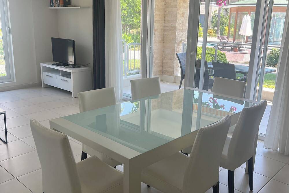 Entire apartment, Side, 3-room apartment with pool area (in&out) & balcony, long stays welcome in Side, Manavgat