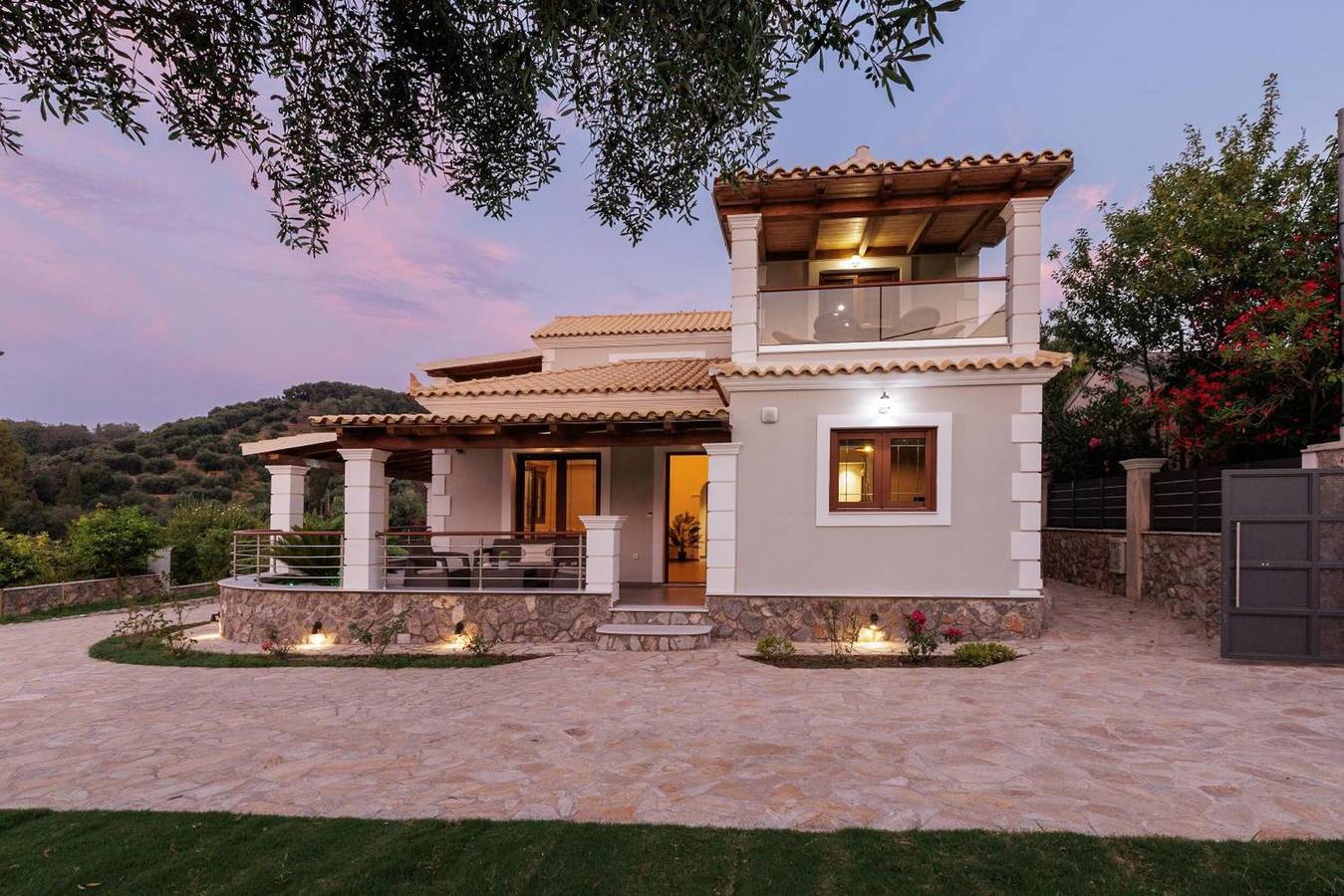 Villa 'Logas Hill' met Uitzicht op de Bergen, Wi-Fi en Airconditioning in Corfu