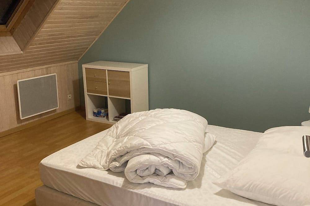 Vacation home on enclosed land 800 metres from the beach and shops in Mesquer, Côte d'Amour