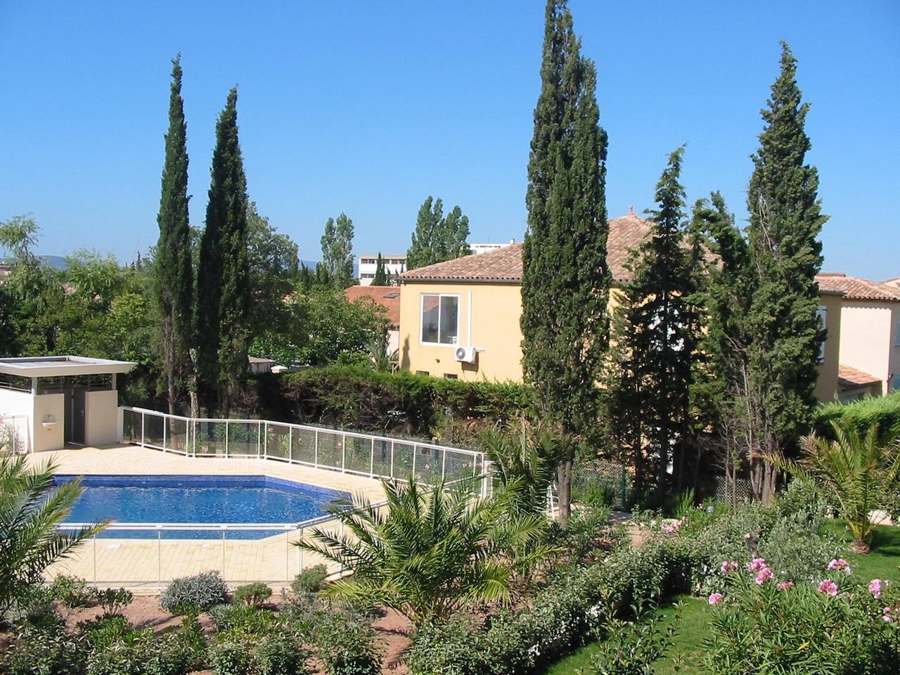 Entire apartment, Apartment with terrace in Fréjus, 70 m², shared pool in Frejus, Mediterranean Coast (France)