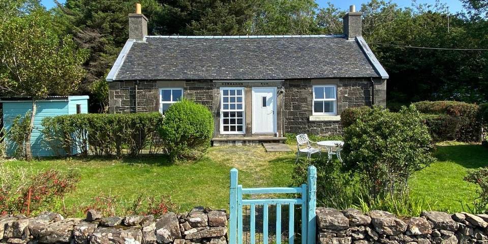 Holiday rental for 3 people, with lake view and view as well as garden, with pets on the Isle of Mull