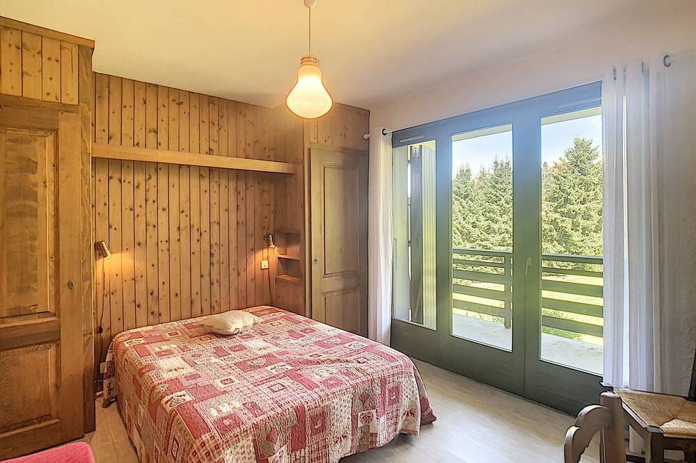 Entire apartment, Cozy 3-room apartment with fireplace and covered parking at the foot of the slopes in Combloux in Combloux, Pays du Mont-Blanc