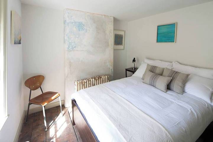 Smugglers Cottage – A Grade Ii listed 17th century cottage. Stylishly refurbished, this unique home blends historic charm with modern design, offering a characterful and comfortable stay in Margate Old Town. in Botany Bay, Kent