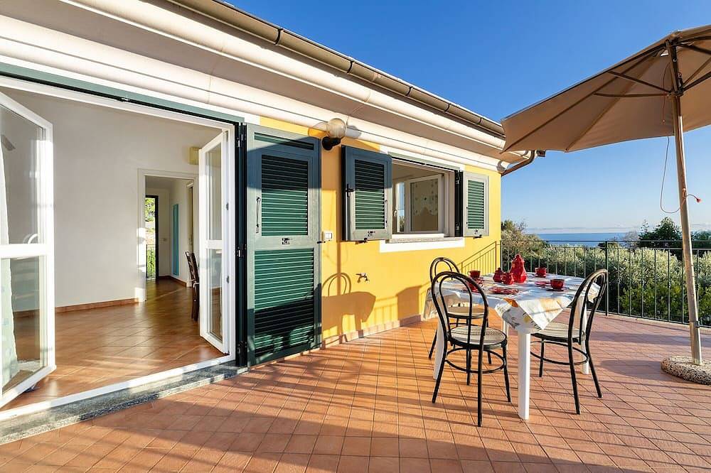 Entire apartment, ‘Acacia’ Apartment with Sea View, Wi-Fi and Air Conditioning in Ceriale, Riviera di Ponente