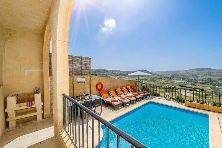 Villa für 9 Personen, mit Balkon und Garten