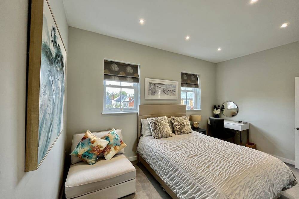 House In Private Mews, Free Parking. Station 2 Min Walk Trains 25 Min To London in Woking, Surrey