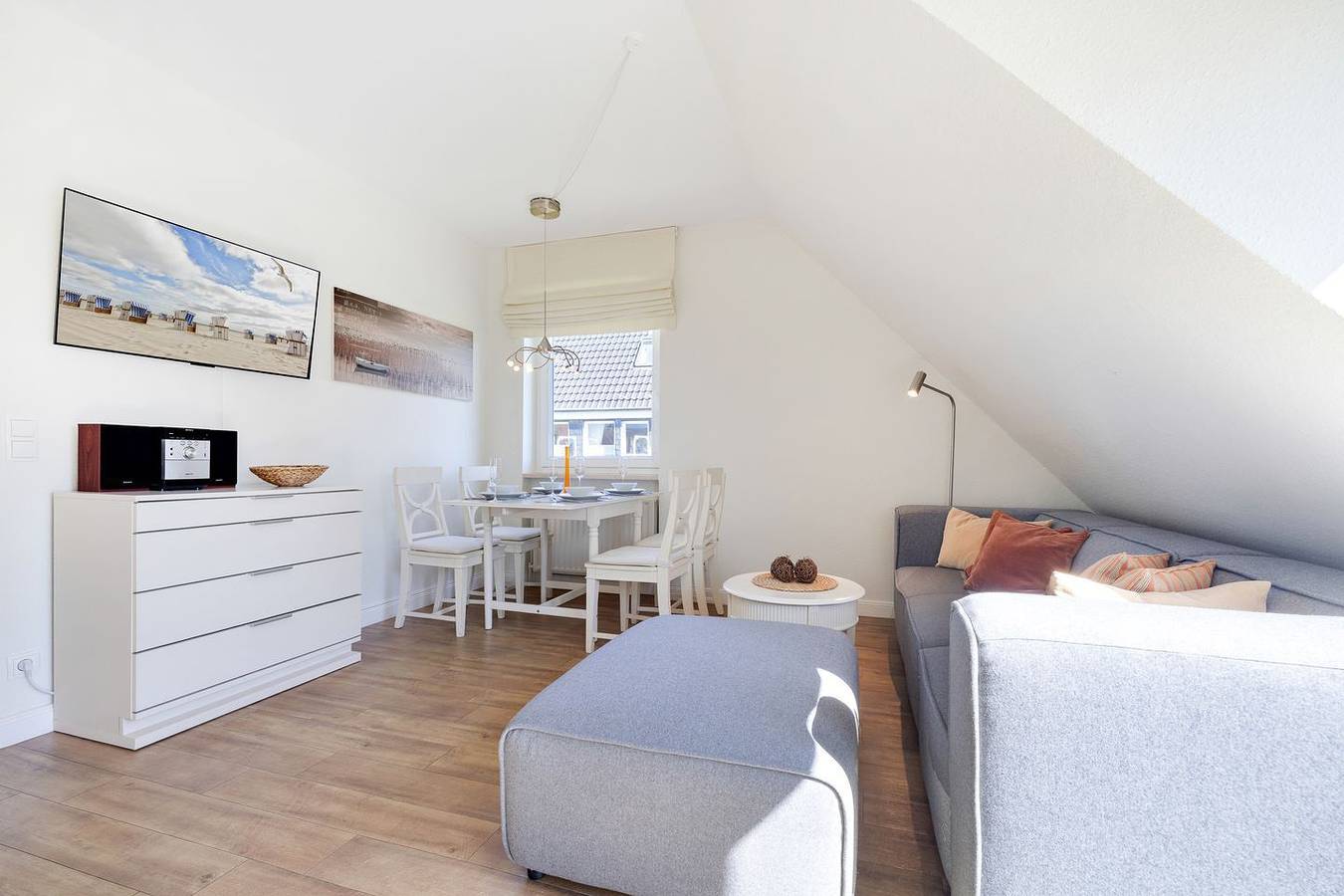 Ganze Wohnung, Drei Raum Appartement im Obergeschoss und Dachgeschoss mit ca. 65m² Nutzfläche. in Wenningstedt, Sylt