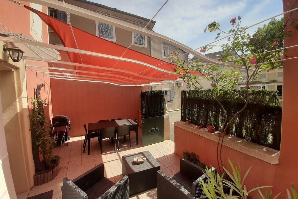 Apartamento entero, Cosy 3-bedroom apartment with private terrace in the heart of Pierrelatte in Pierrelatte, Región de Nyons