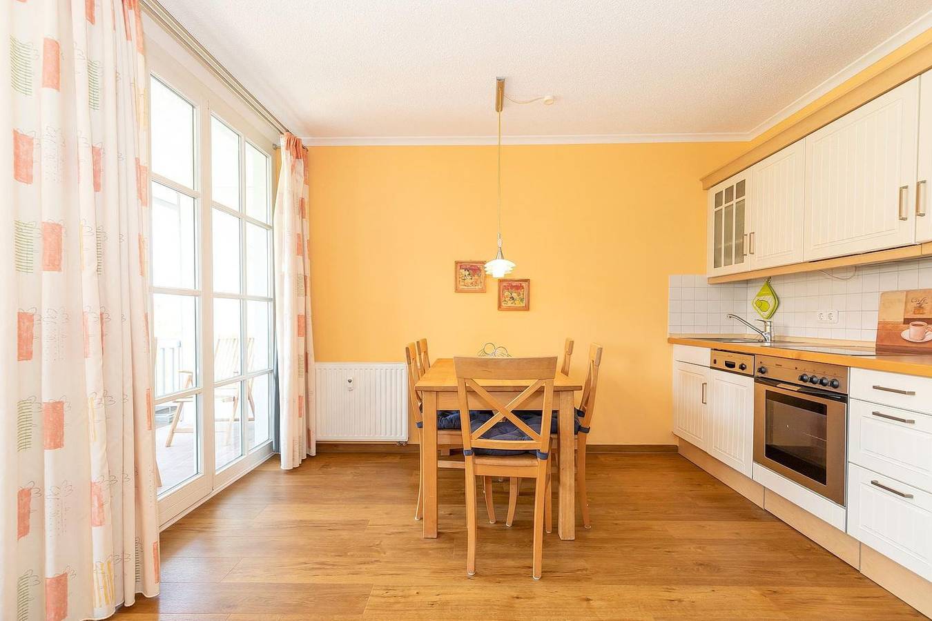 Ganze Wohnung, Ostsee-Apartment mit Balkon in erstklassiger Lage  - nur 20 m zum Strand! in Ostseebad Kühlungsborn, Kühlungsborn