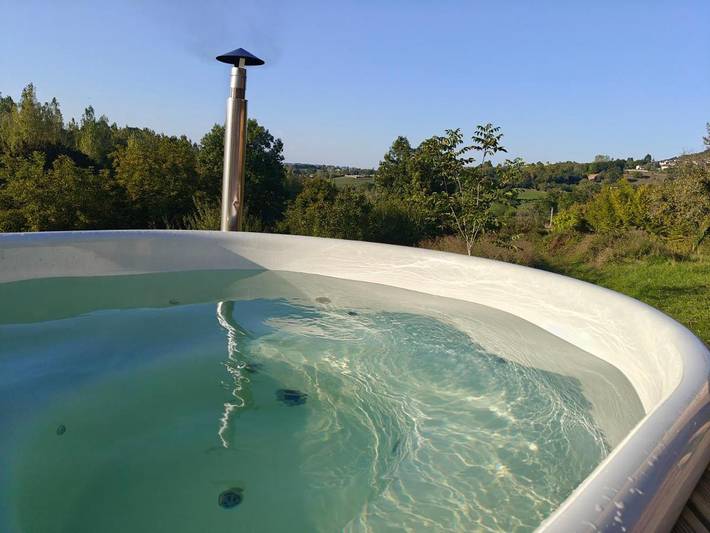 Location de vacances pour 2 personnes, avec jacuzzi et jardin ainsi que sauna et piscine, animaux acceptés à Ayen