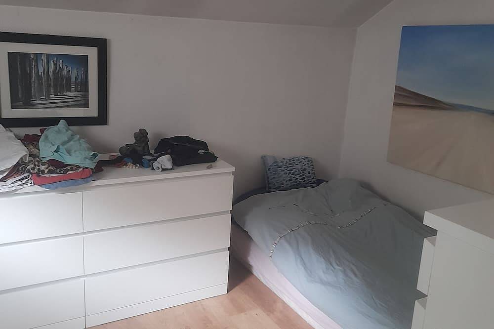 Exchange, proximity, independence.  in Saint-Maur-des-Fossés, Valle del Marne