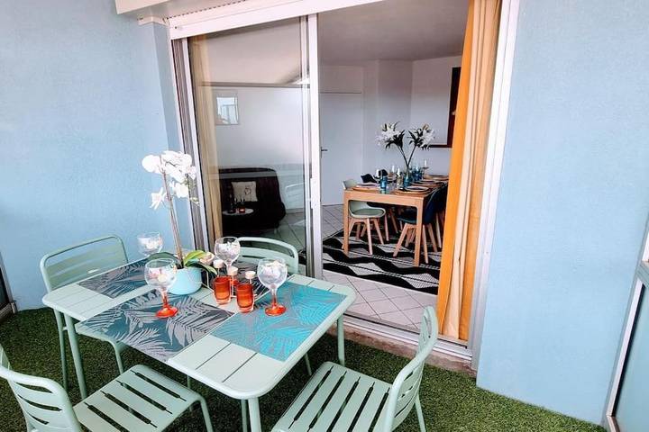 Gîte pour 4 personnes, avec terrasse ainsi que vue et piscine dans Port de Sète - 2