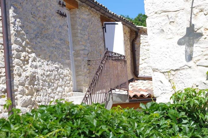 Gîte pour 8 personnes, avec jardin ainsi que piscine et balcon, animaux acceptés à Redortiers