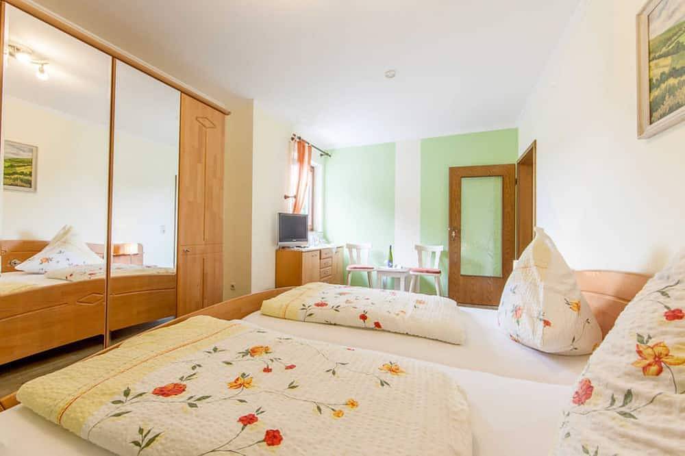 Ganze Wohnung, Doppelzimmer mit Balkon auf der Südseite - Landgasthaus Zum Kreuzberg in Schönbach, Vulkaneifel