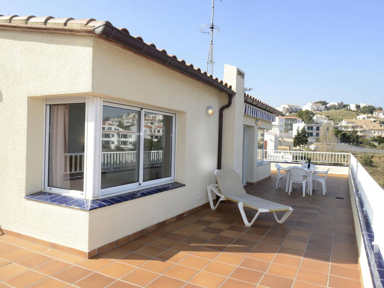 Apartamento entero, Vinya Farella 5 - Fantástico ático con gran terraza, vista al mar, garaje, satélite y wifi. in Llansá, Alt Empordà