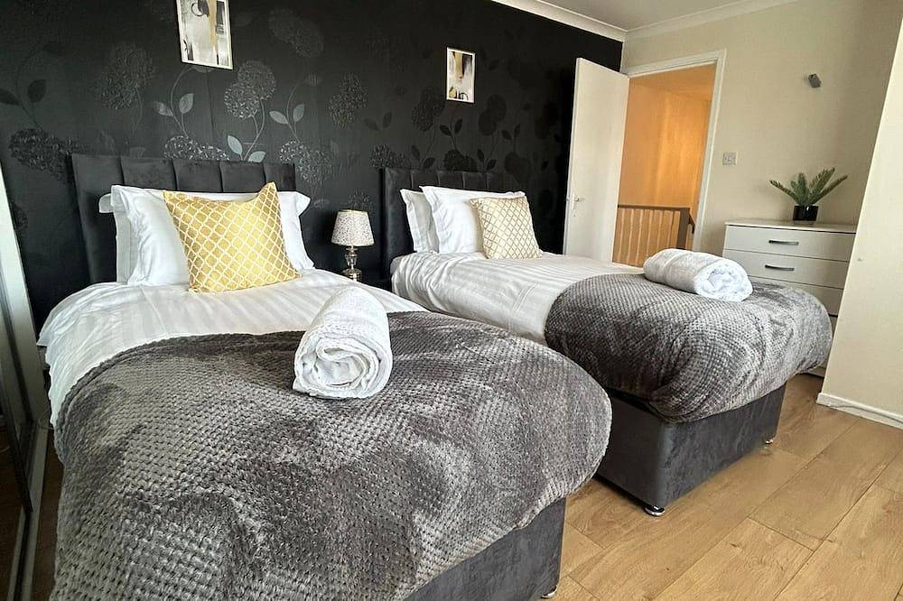 Lovely 3 Bedroom Contractor House Stevenage l Sleeps 6 l Free Parking & Wifi in Stevenage, Hertfordshire