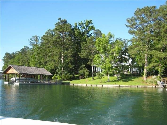 Vacation rental for 10 people, with yard in Lake Martin
