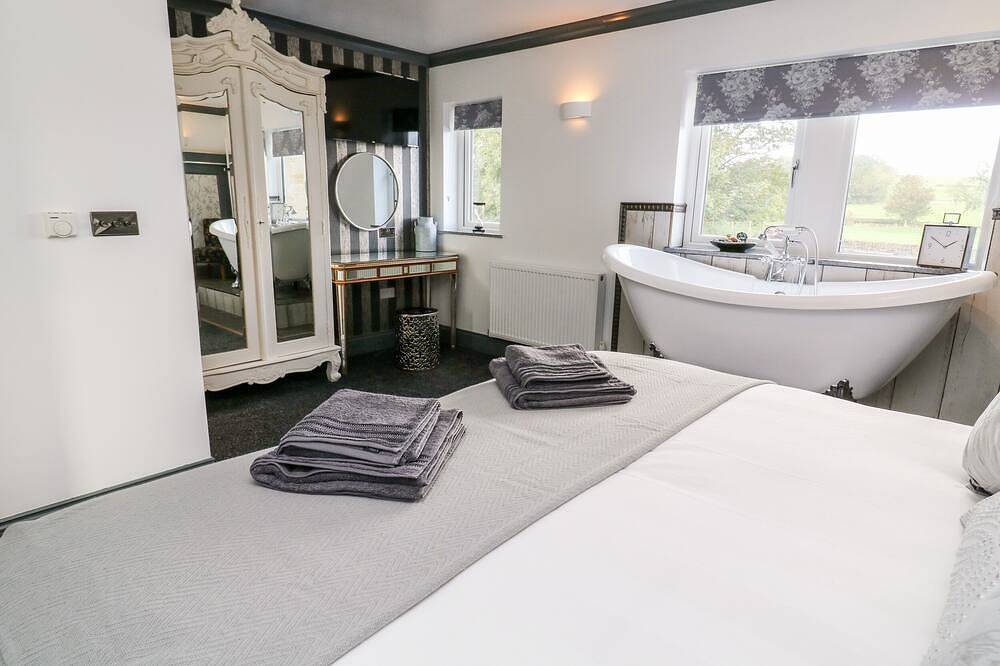 Lock View - Nordic Spa, pet friendly, with hot tub in Gargrave in Gargrave, Yorkshire Dales National Park