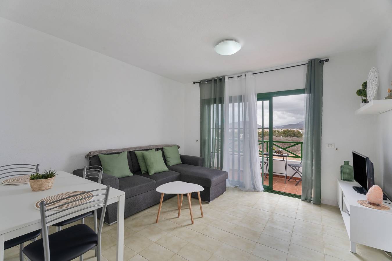 Appartement entier, Vacances 'Costa Serena' avec vue sur la montagne, piscine partagée et Wi-Fi in Costa del Silencio, Arona