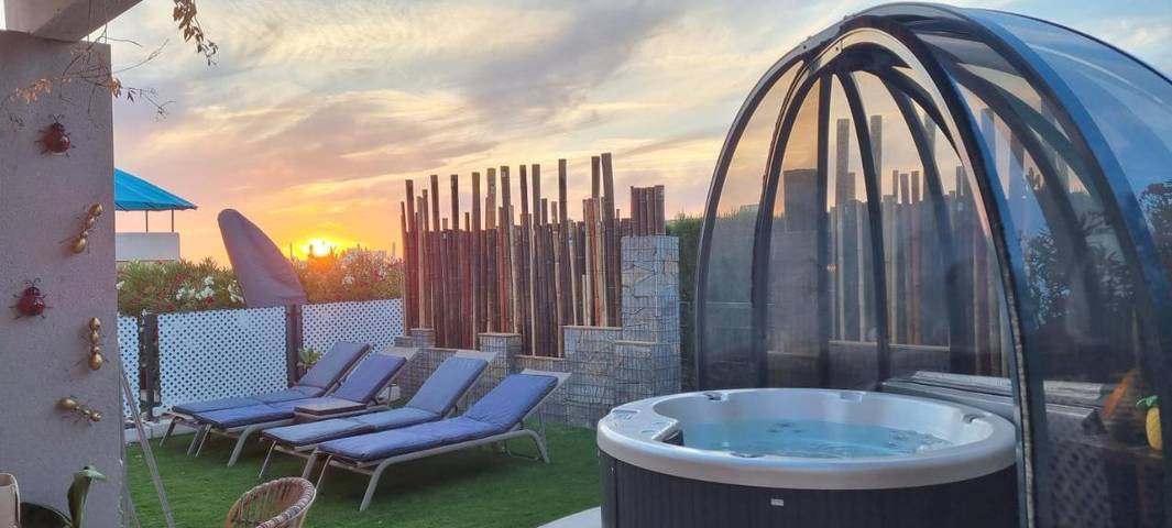 Ferienhaus für 6 Personen, mit Balkon und Whirlpool sowie Terrasse und Garten